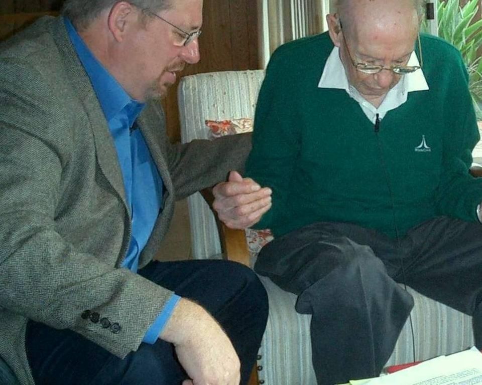 Photo Op: Dr. Rick Warren Praying with Dr. Peter Drucker Dr. Rick Warren Praying with Dr. Peter Drucker